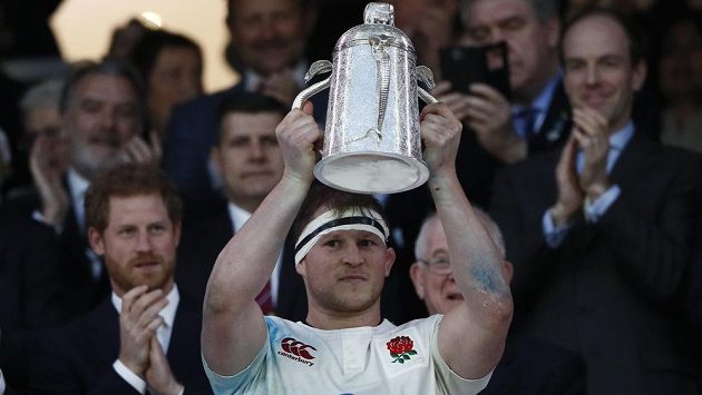 Princ Harry tleská, Dylan Hartley už svírá Kalkata Cup. Princ Harry tleská, Dylan Hartley už svírá Kalkata Cup.