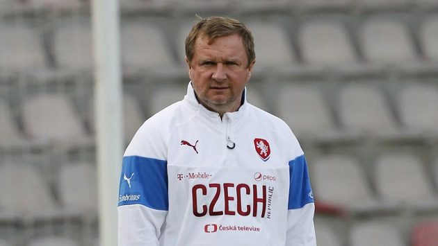 Pavel Vrba dohlíží na trénink reprezentace. Pavel Vrba dohlíží na trénink reprezentace.