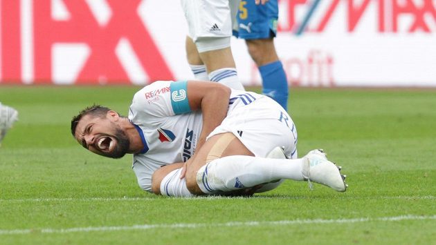 Milan Baroš z Baníku po střetu s obráncem Teplic zůstal ležet na trávniku. Milan Baroš z Baníku po střetu s obráncem Teplic zůstal ležet na trávniku.