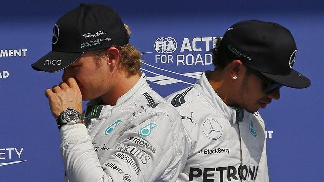 Nico Rosberg (vlevo) a Lewis Hamilton. Bude v jejich boji o titul mistra světa hrát roli i další selhání jejich monopostů? Nico Rosberg (vlevo) a Lewis Hamilton. Bude v jejich boji o titul mistra světa hrát roli i další selhání jejich monopostů?
