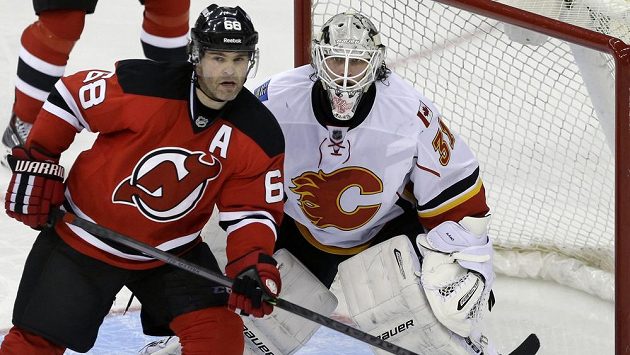 Útočník New Jersey Devils Jaromír Jágr (vlevo) v utkání proti Calgary. Útočník New Jersey Devils Jaromír Jágr (vlevo) v utkání proti Calgary.