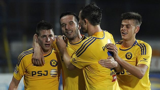 Jihlavský Haris Harba (druhý zleva) přijímá od svých spoluhráčů gratulace ke gólu proti Jablonci. Jihlavský Haris Harba (druhý zleva) přijímá od svých spoluhráčů gratulace ke gólu proti Jablonci.