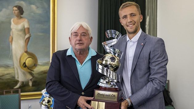 Fotbalista Tomáš Souček převzal Zlatý míč. Na snímku vlevo jeho agent Pavel Paska. Fotbalista Tomáš Souček převzal Zlatý míč. Na snímku vlevo jeho agent Pavel Paska.