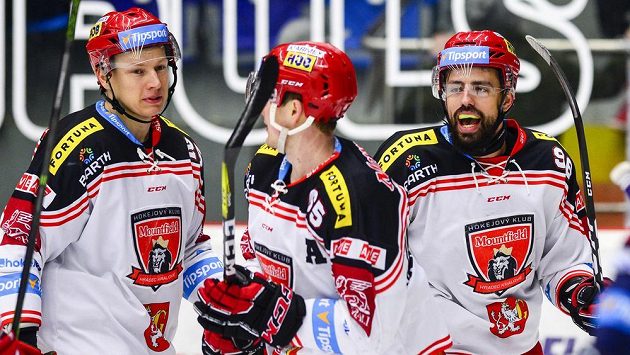 Zleva Andris Džerinš, Rudolf Červený a Richard Jarůšek (všichni z Hradce Králové) oslavují gól. Zleva Andris Džerinš, Rudolf Červený a Richard Jarůšek (všichni z Hradce Králové) oslavují gól.