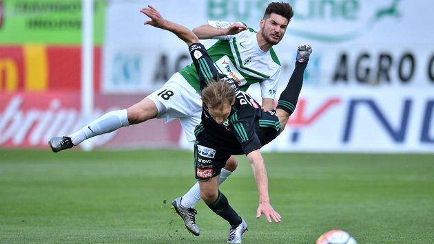 Michal Trávník z Jablonce (18) a Josef Divíšek z Příbrami (padající). Michal Trávník z Jablonce (18) a Josef Divíšek z Příbrami (padající).