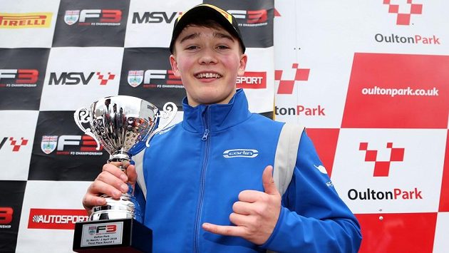 Osmnáctiletý pilot Billy Monger si při návratu do soutěžního vozu dojel pro pohár za třetí místo v závodě britského šampionátu formule 3. Osmnáctiletý pilot Billy Monger si při návratu do soutěžního vozu dojel pro pohár za třetí místo v závodě britského šampionátu formule 3.
