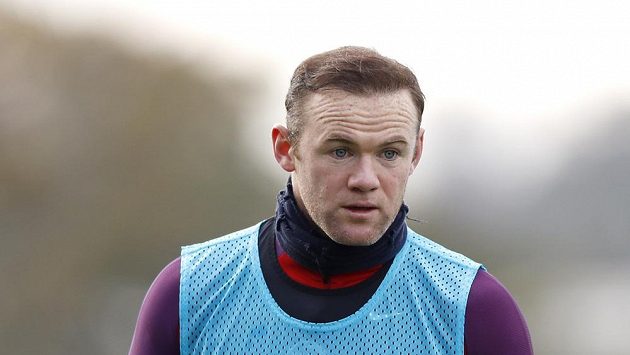 Wayne Rooney za střízliva během tréninku reprezentace. Wayne Rooney za střízliva během tréninku reprezentace.