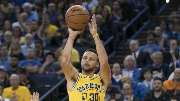 Stephen Curry z Golden State při utkání s Washingtonem. Stephen Curry z Golden State při utkání s Washingtonem.