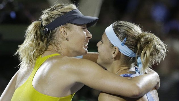 Maria Šarapovová se po vítězném duelu objímá s českou hráčkou Lucií Šafářovou. Maria Šarapovová se po vítězném duelu objímá s českou hráčkou Lucií Šafářovou.