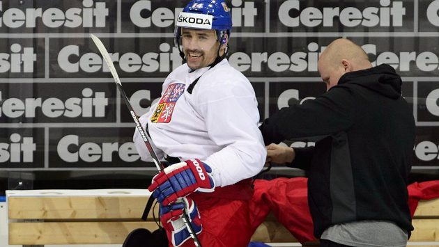Tomáš Plekanec si na pátečním tréninku nechal upravovat výstroj masérem Zdeňkem Šmídem. Tomáš Plekanec si na pátečním tréninku nechal upravovat výstroj masérem Zdeňkem Šmídem.