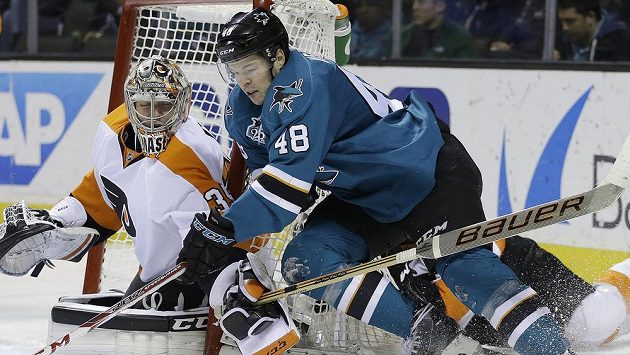 Tomáš Hertl (48) ze San Jose a gólman Philadelphie Steve Mason. Tomáš Hertl (48) ze San Jose a gólman Philadelphie Steve Mason.