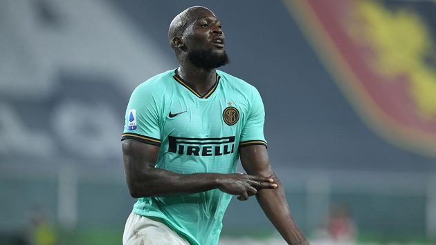 Útočník Interu Milán Romelu Lukaku slaví gól proti Janovu. Útočník Interu Milán Romelu Lukaku slaví gól proti Janovu.