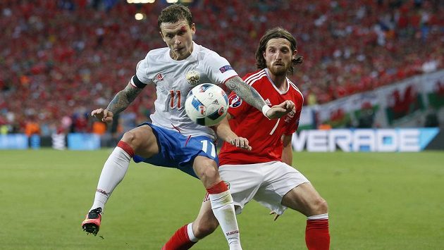 Na EURO o míč bojují Rus Pavel Mamajev (vlevo) a Velšan Joe Allen. Na EURO o míč bojují Rus Pavel Mamajev (vlevo) a Velšan Joe Allen.
