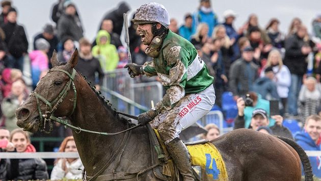 Žokej Jan Kratochvíl na koni No Time To Lose oslavuje vítězství ve Velké pardubické 2017. Žokej Jan Kratochvíl na koni No Time To Lose oslavuje vítězství ve Velké pardubické 2017.