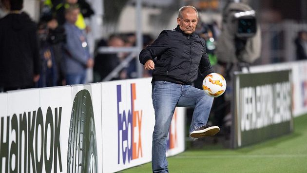 Trenér Jablonce Petr Rada během utkání základní skupiny Evropské ligy s Dynamem kyjev. Trenér Jablonce Petr Rada během utkání základní skupiny Evropské ligy s Dynamem kyjev.