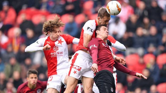 Tomáš Souček (ve výskoku uprostřed) hlavičkou poslal Slavii do vedení v derby se Spartou. Tomáš Souček (ve výskoku uprostřed) hlavičkou poslal Slavii do vedení v derby se Spartou.