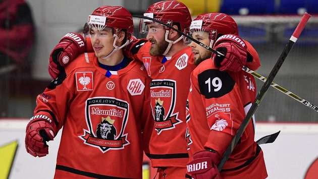 Hokejisté Mountfieldu Hradec Králové Radek Pilař, Matěj Chalupa a Zdeněk Čáp oslavují gól v utkání Ligy mistrů se Štýrským Hradcem. Hokejisté Mountfieldu Hradec Králové Radek Pilař, Matěj Chalupa a Zdeněk Čáp oslavují gól v utkání Ligy mistrů se Štýrským Hradcem.