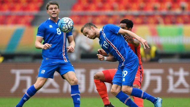 Islandský reprezentant Sigurdur Egill Larusson (číslo 19) hlavičkuje během utkání na China Cupu proti Chile. Islandský reprezentant Sigurdur Egill Larusson (číslo 19) hlavičkuje během utkání na China Cupu proti Chile.