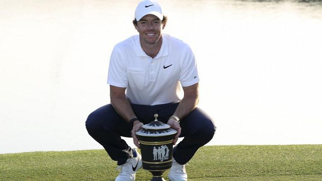 Rory McIlroy s trofejí v Šanghaji. Rory McIlroy s trofejí v Šanghaji.