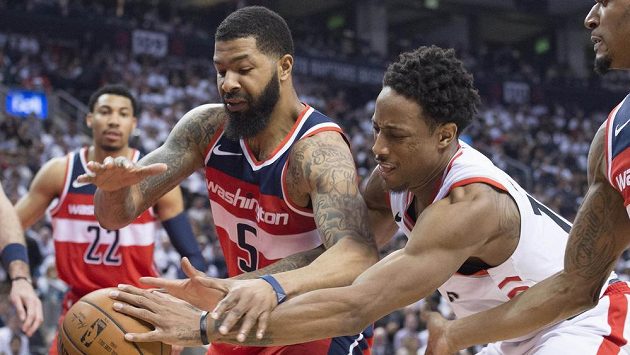 Washingtonský Markieff Morris (5) a DeMar DeRozan (10) z Toronta. Washingtonský Markieff Morris (5) a DeMar DeRozan (10) z Toronta.