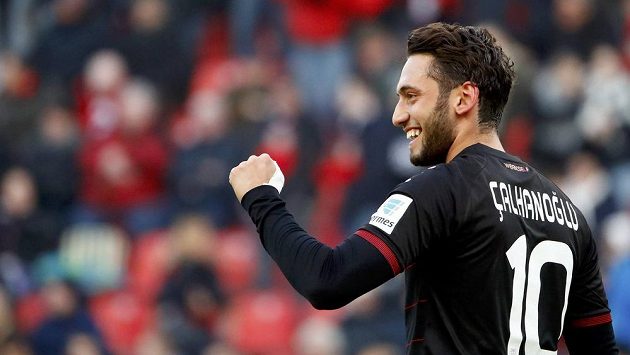 Hakan Calhanoglu z Leverkusenu při utkání s Herthou. Hakan Calhanoglu z Leverkusenu při utkání s Herthou.