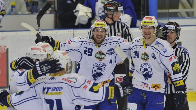 Hokejisté Komety oslavují gól proti Zlínu. Vpravo je Vilém Burian z Brna, vedle něj Jakub Koreis. Hokejisté Komety oslavují gól proti Zlínu. Vpravo je Vilém Burian z Brna, vedle něj Jakub Koreis.