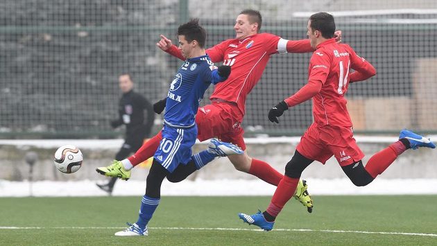 Ostravští Filip Kaša (uprostřed) a Martin Dostál se snaží zastavit Jana Navrátila z Olomouce. Ostravští Filip Kaša (uprostřed) a Martin Dostál se snaží zastavit Jana Navrátila z Olomouce.