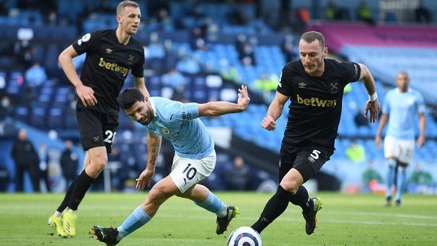 Čeští fotbalisté ve službách West Hamu United Tomáš Souček (vlevo) a Vladimír Coufal střeží kanonýra Manchesteru City Sergia Agüera. Čeští fotbalisté ve službách West Hamu United Tomáš Souček (vlevo) a Vladimír Coufal střeží kanonýra Manchesteru City Sergia Agüera.