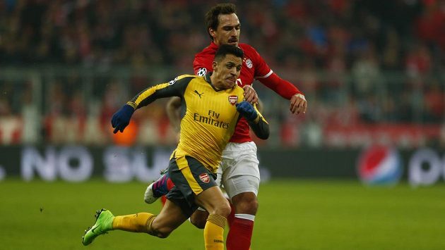 Alexis Sánchez z Arsenalu v souboji s Matsem Hummelsem z Bayernu Mnichov. Alexis Sánchez z Arsenalu v souboji s Matsem Hummelsem z Bayernu Mnichov.