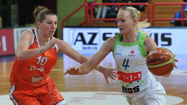Jolene Andersonová ze Schia (vlevo) brání Michaelu Stejskalovou z Brna. Jolene Andersonová ze Schia (vlevo) brání Michaelu Stejskalovou z Brna.