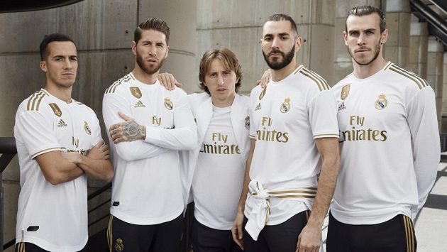 Mezi borci Realu Madrid, kteří prezentují nové dresy, nechybí ani Gareth Bale (první zprava). Mezi borci Realu Madrid, kteří prezentují nové dresy, nechybí ani Gareth Bale (první zprava).