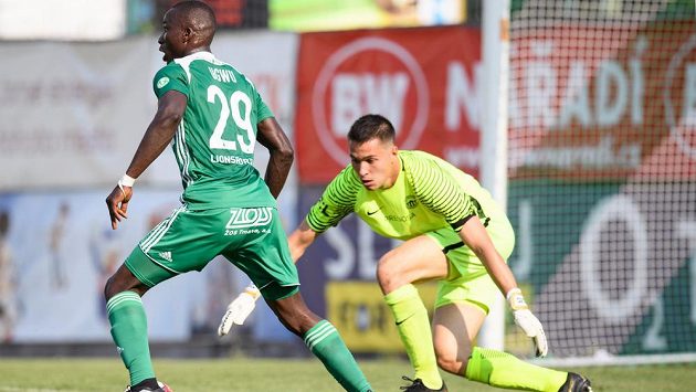 Michael Junior Ugwu z Bohemians a brankář Slovan Liberec Filip Nguyen v akci během utkání 8. kola Fortuna ligy. Michael Junior Ugwu z Bohemians a brankář Slovan Liberec Filip Nguyen v akci během utkání 8. kola Fortuna ligy.