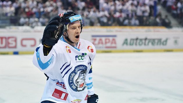 Michal Bulíř z Liberce se raduje z branky proti Chomutovu. Michal Bulíř z Liberce se raduje z branky proti Chomutovu.