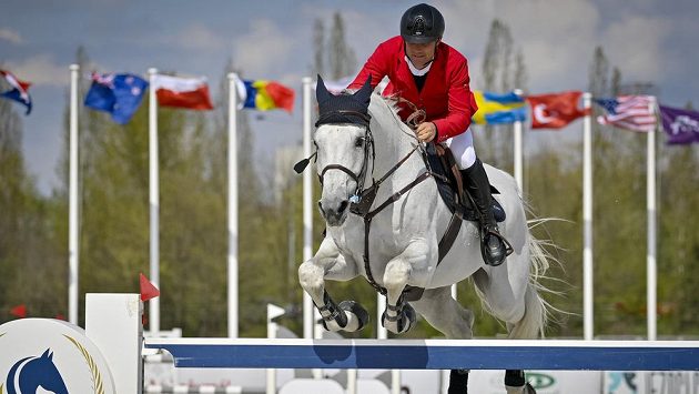 Ondřej Zvára z ČR s koněm Cento Lano během Grand Prix. Ondřej Zvára z ČR s koněm Cento Lano během Grand Prix.