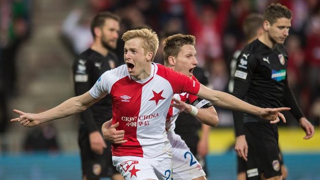 Michal Frydrych a Milan Škoda ze Slavie Praha oslavují gól proti Plzni. Michal Frydrych a Milan Škoda ze Slavie Praha oslavují gól proti Plzni.