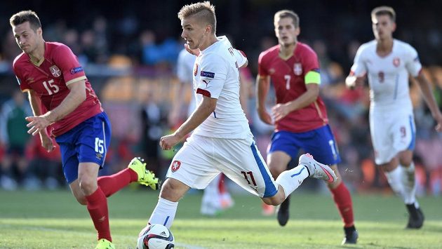 Martin Frýdek se snaží proniknout srbskou obranou při utkání ME 21 v Praze na Letné. Martin Frýdek se snaží proniknout srbskou obranou při utkání ME 21 v Praze na Letné.