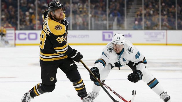David Pastrňák (vlevo) z Bostonu v souboji s Tomášem Hertlem ze San Jose. David Pastrňák (vlevo) z Bostonu v souboji s Tomášem Hertlem ze San Jose.