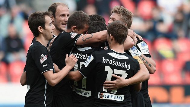 Fotbalisté Plzně se radují z gólu. Fotbalisté Plzně se radují z gólu.
