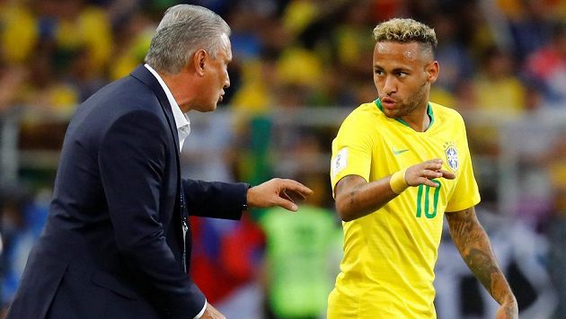 Neymar přijímá instrukce od kouče Brazilců Titeho. Neymar přijímá instrukce od kouče Brazilců Titeho.