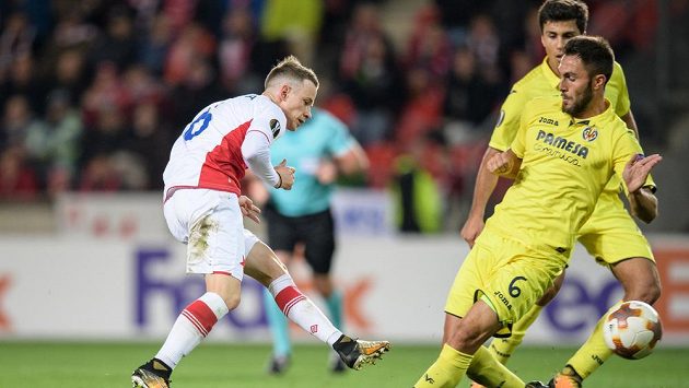 Jan Sýkora ze Slavie Praha a Víctor Ruiz z Villarrealu během utkání základní skupiny Evropské ligy v Praze. Jan Sýkora ze Slavie Praha a Víctor Ruiz z Villarrealu během utkání základní skupiny Evropské ligy v Praze.