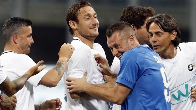Zleva Fabio Quagliarella, Francesco Totti, Antonio Cassano a Filippo Inzaghi při nedávné exhibici Andrey Pirla v Miláně. Zleva Fabio Quagliarella, Francesco Totti, Antonio Cassano a Filippo Inzaghi při nedávné exhibici Andrey Pirla v Miláně.