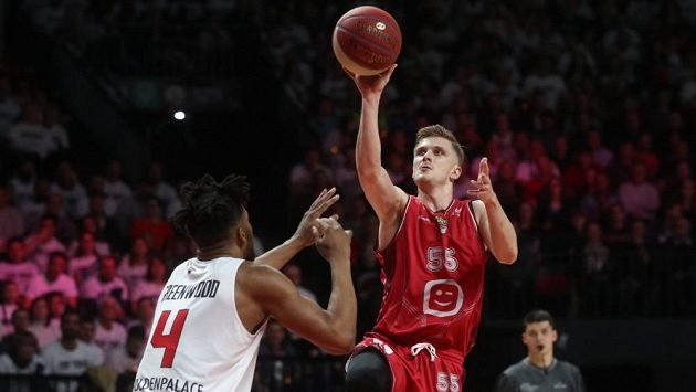 Luka Rupnik (vpravo) v dresu Antverpy Giants při finále Belgického poháru proti Charleroi. Luka Rupnik (vpravo) v dresu Antverpy Giants při finále Belgického poháru proti Charleroi.