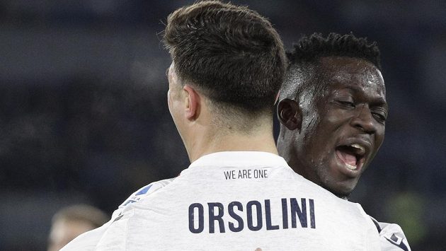 Boloňští Riccardo Orsolini a Barrow se radují po gólu proti AS Řím. Boloňští Riccardo Orsolini a Barrow se radují po gólu proti AS Řím.