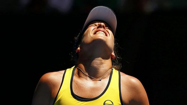 Nespokojená česká tenistka Barbora Strýcová během osmifinále Australian Open. Nespokojená česká tenistka Barbora Strýcová během osmifinále Australian Open.