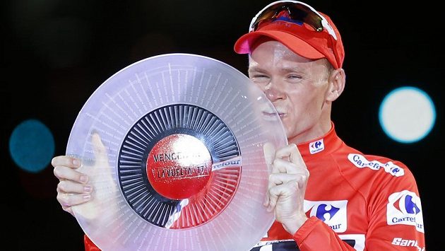 Chris Froome s trofejí pro vítěze Vuelty. Chris Froome s trofejí pro vítěze Vuelty.