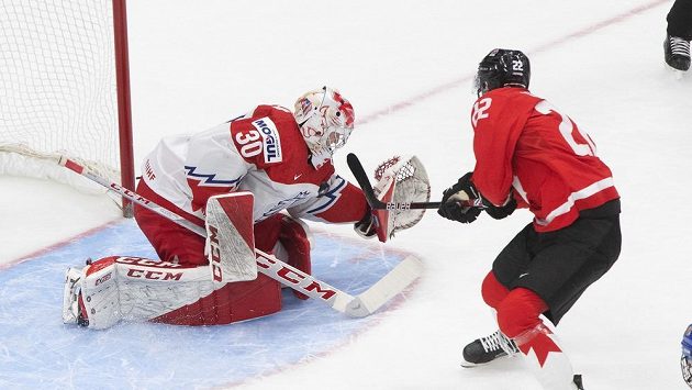 Dylan Cozens překonává českého gólmana Nicka Malíka. Dylan Cozens překonává českého gólmana Nicka Malíka.