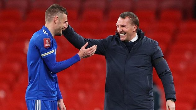 Kanonýr Leicesteru Jamie Vardy a kouč Brendan Rodgers po zápase se Southamptonem. Kanonýr Leicesteru Jamie Vardy a kouč Brendan Rodgers po zápase se Southamptonem.
