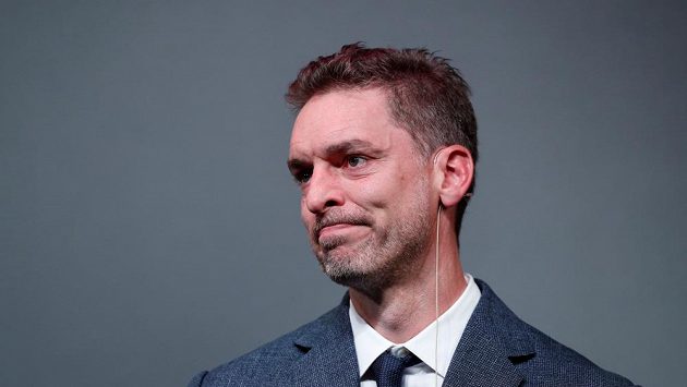 Dojatý Pau Gasol oznamuje, že v 41 letech končí basketbalovou kariéru. Dojatý Pau Gasol oznamuje, že v 41 letech končí basketbalovou kariéru.
