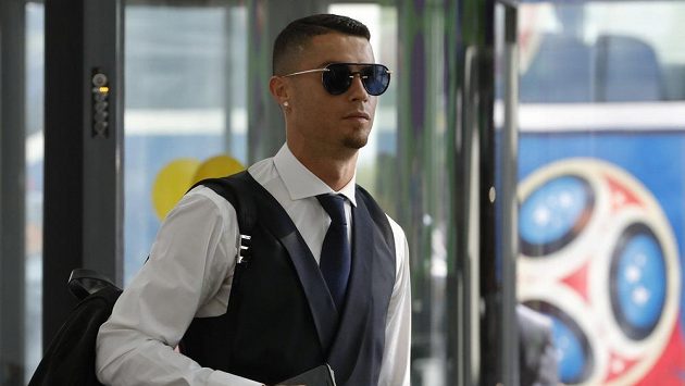 Cristiano Ronaldo při odletu z MS. Cristiano Ronaldo při odletu z MS.