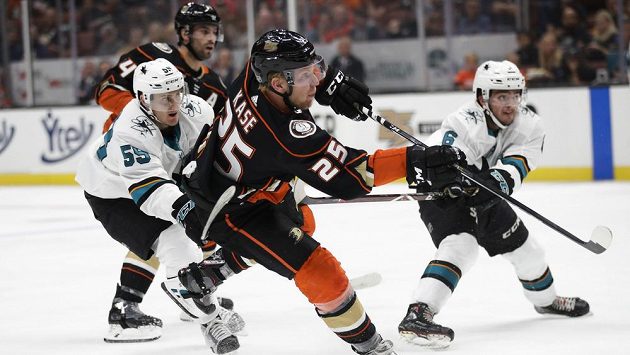 Útočník Anaheimu Ondřej Kaše start NHL nestihne. Útočník Anaheimu Ondřej Kaše start NHL nestihne.